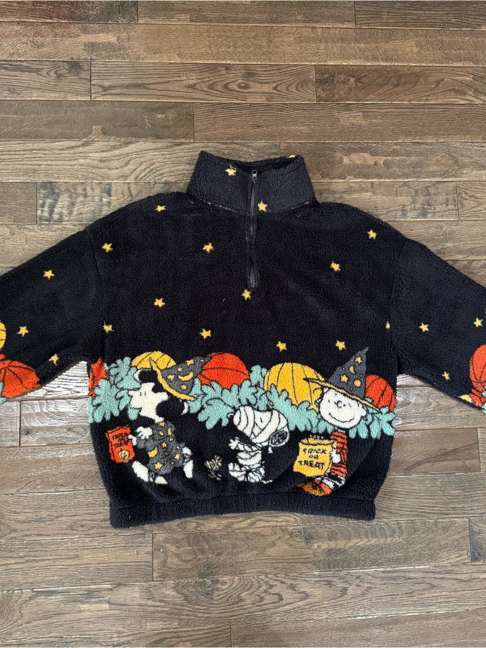 Size MEDIUM Peanuts Halloween juniors Sherpa quarter zip NWT - Picture 4 of 11